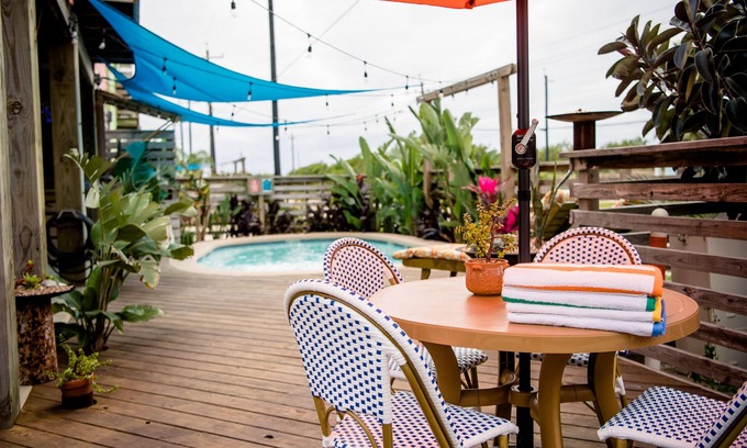 Port Aransas House | Havana Daydreamin'-Private Heated Pool,Tiki bar, Shuffleboard,close to beach