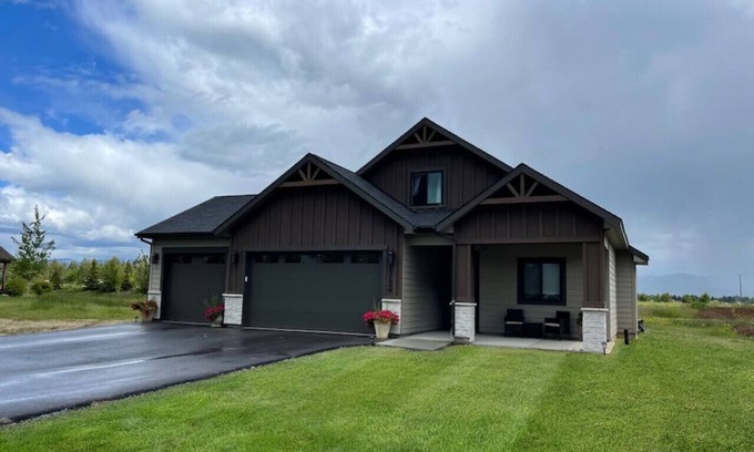 Tamarack Resort Apartment | Hawk`s Bay Getaway .