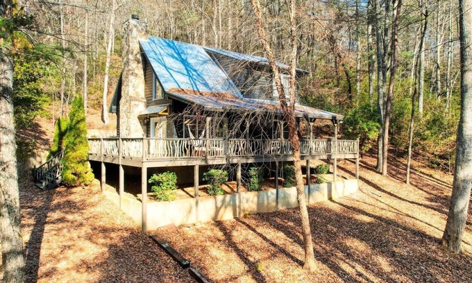 Suches Cabin | Hawks Whistle - 3BR with Smart TVs, Peaceful, Dog-friendly, Hot Tub!