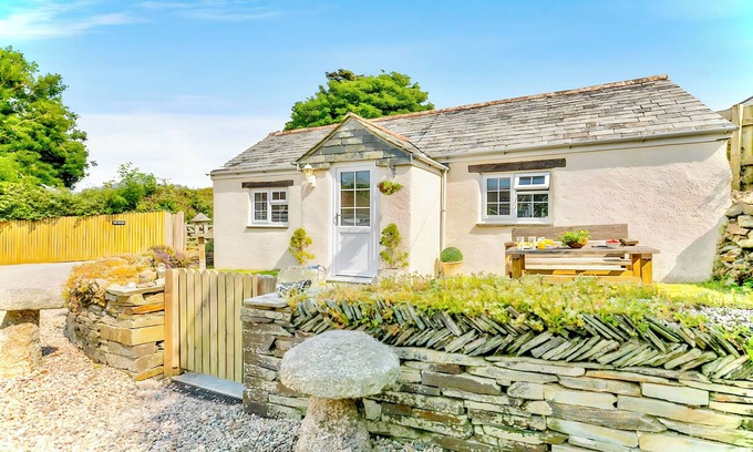 Saint Gennys Cottage | HAWTHORN, pet friendly, with a garden in Crackington Haven
