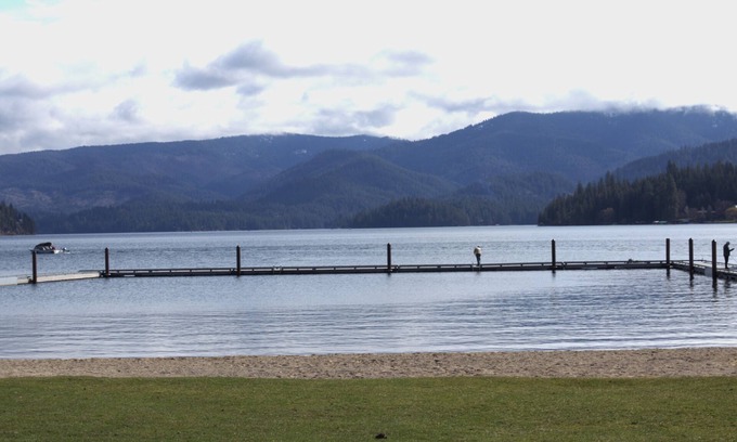 Hayden View Estates Apartment | Hayden Lake Retreat-Amazing Views w/Private Deck-Self Check In & Free Parking