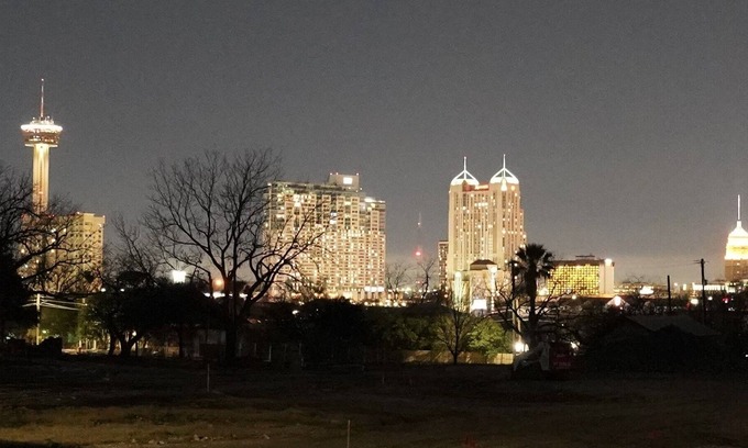 Eastside Promise Neighborhood House | Hays Skyline View * 1 mile to Alamo * Incredible Views in Historic Neighborhood