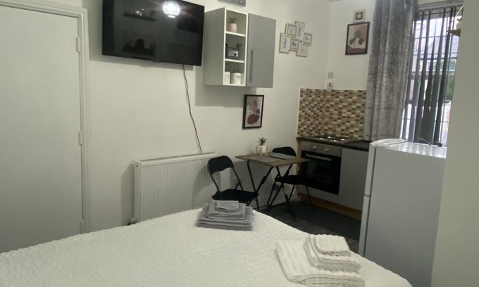 Huddersfield Apartment | Hayy Stylish Studio Blackhouse