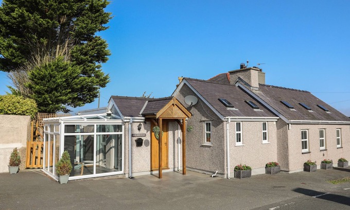 Amlwch House | HAZEL BANK COTTAGE, family friendly, with open fire in Amlwch