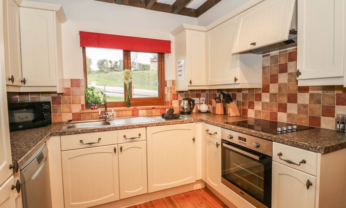 Watchet Cottage | HAZEL LODGE, pet friendly, with hot tub in Washford