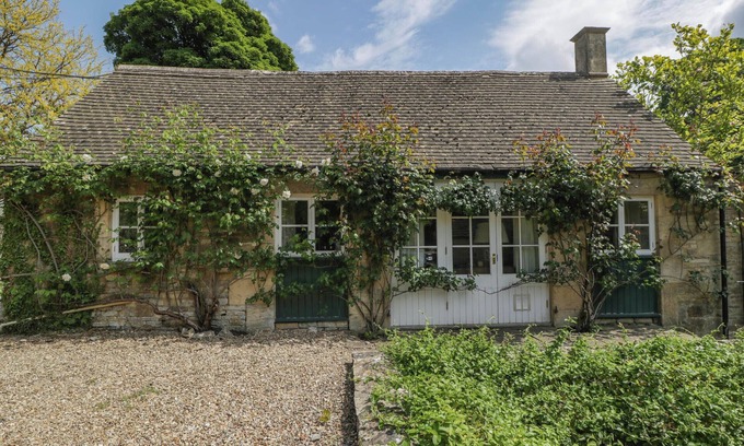 Brimpsfield Cottage | Hazel Manor Wing