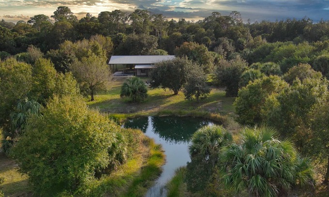 Fellsmere House | Headwaters Lake Fishing Beaches Private Getaway King Beds Pet Friendly