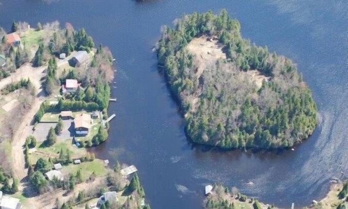 St-Adolphe-d'Howard Ski Chalet | Heart Island/île du coeur with 1 COTTAGE - PRIVATE ISLAND