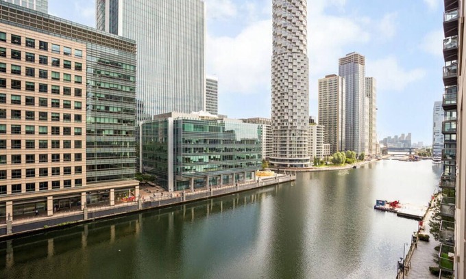 Canary Wharf Apartment | Heart of Canary Wharf. Stunning dock views. Close to all amenities.