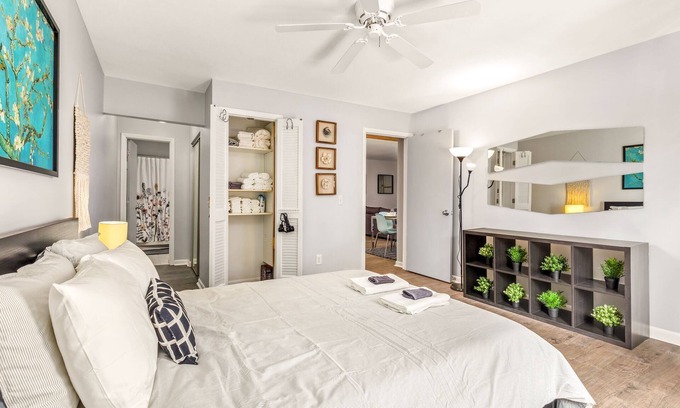 Chapel Hill Condo | Heart of Chapel Hill - Lovely Spacious 2BD2BTH