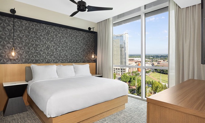 Downtown Atlanta Resort | Heart of Downtown Atlanta Resort with Pool & Bar
