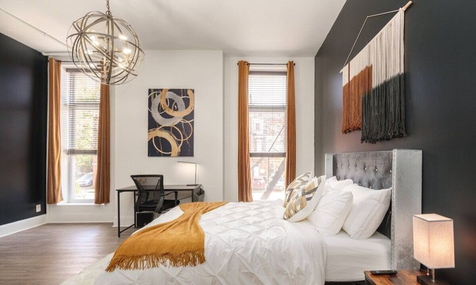 Downtown Baltimore Apartment | Heart of mt vernon 400Mbps Netflix Smart TV A/C