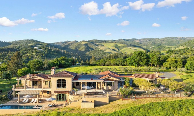 Sonoma House | Heart of Oaks Ranch - A Private Hilltop Wine Country Retreat