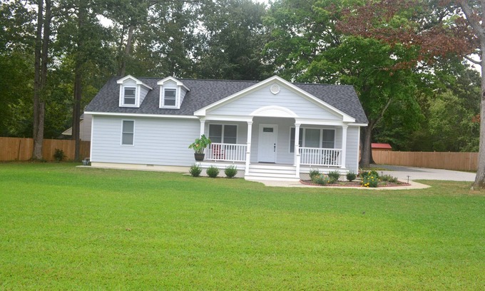 Berkeley Cottage | Heart of Williamsburg Guest House 3 Bedrooms, 2 Full Baths, Sleeps 6