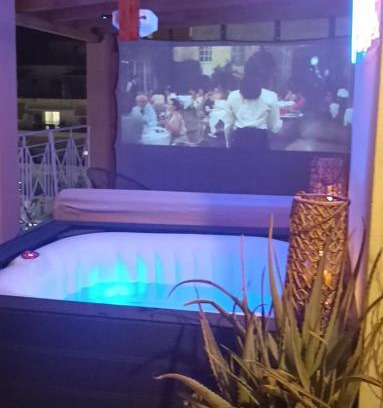Larissa Apartment | Heated Jacuzzi & projector - Suite by Gk