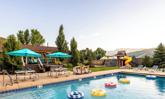 Charleston House | HEATED Pool- 15 min to Ski Slopes- Sleeps up to 20- Pickle Ball Court, Hot Tub