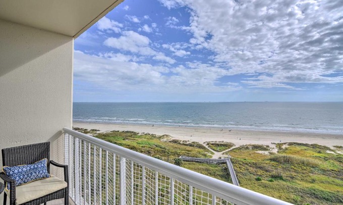 Galveston Apartment | Heated Pool and Beach View Galveston Resort Condo!