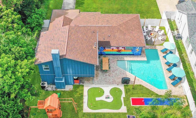 Clearwater House | Heated Pool BBQ, Fire Pit, Mini Golf, Outdoor Bowling, Playground, 5 Bedroom!