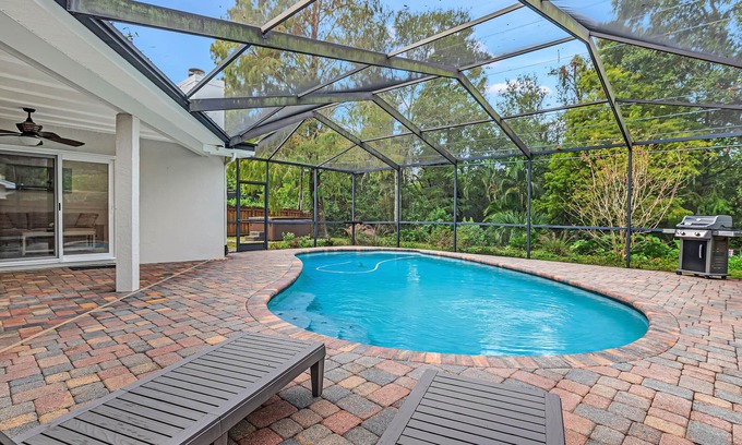 Barrington Hills House | Heated Pool, Hot Tub, Bikes, Minutes to Clearwater Beach & Honeymoon Island!