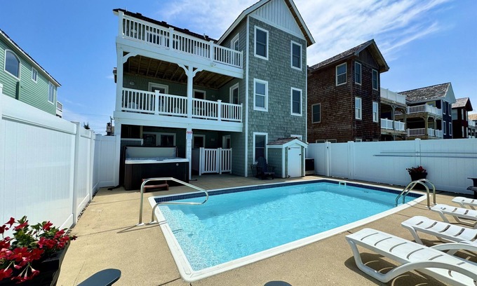 Nags Head House | š„Heated Pool Included! Ocean Views!š„Golf Cartš„Elevatorš„Hot Tub! Pet Friendly