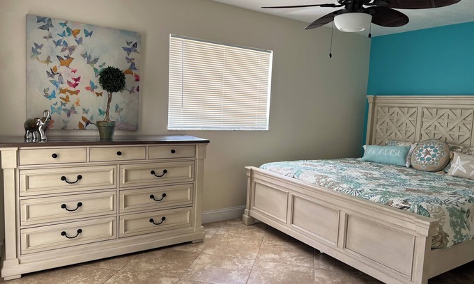 Naples Park House | *Heated pool, walk/bike to beach, kid & pet friendly*