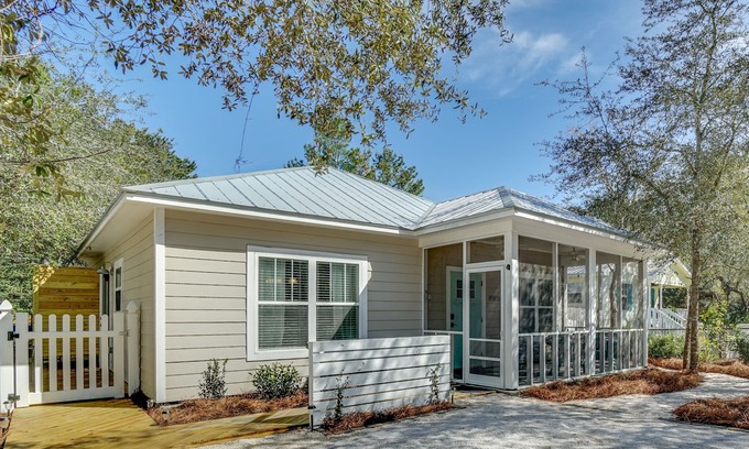 Seagrove Beach House | HEATED PRIVT POOL/SPA! Walk to beach/cafes/shops! Quiet! Bikes/beach equip incl.