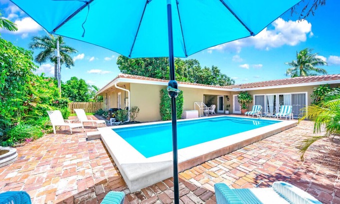 Lighthouse Point House | Heated SaltWater Pool! Ping Pong! Euro Style+Close To Beach!