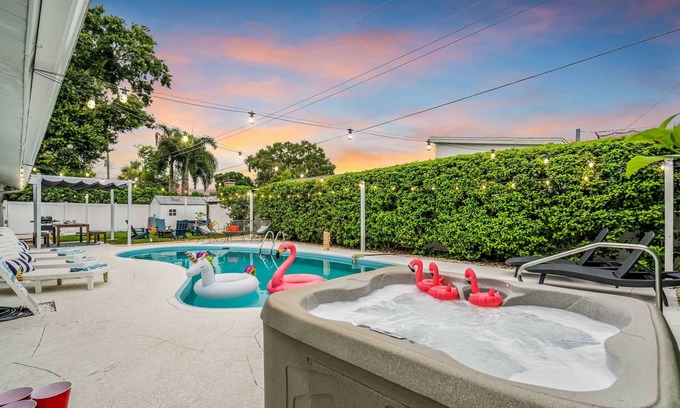Bradenton House | Heated Saltwater Pool – Hot Tub - 3 King Beds - Fire Pit - Arcade Games, Near AMI & IMG