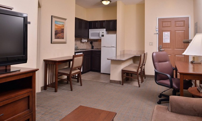 Central Oklahoma City Condo | Heated Saltwater Pool + Hot Tub | 24 Hour Fitness Center + Free Breakfast