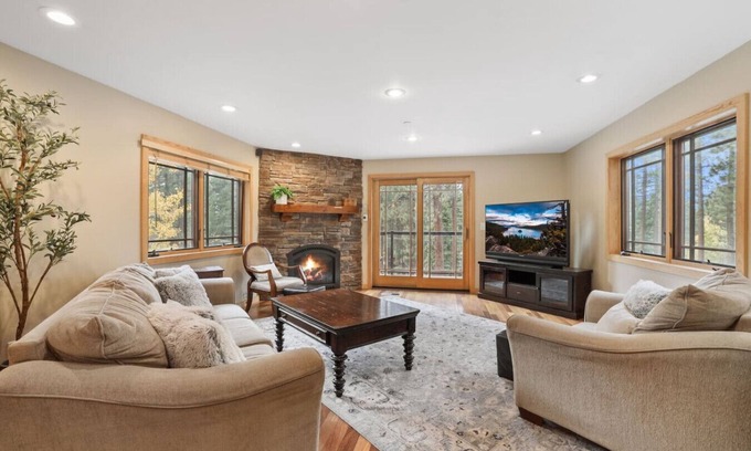 Lower Kingsbury House | Heavenly Haven | Games, Hot Tub, BBQ | Sleeps 10