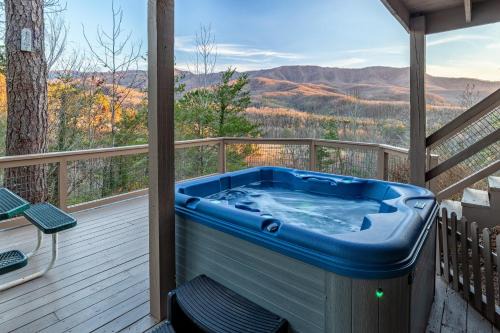 Gatlinburg - Pigeon Forge Ski Chalet | Heavenly View, Hot Tub, 3 King Beds, Pool Table