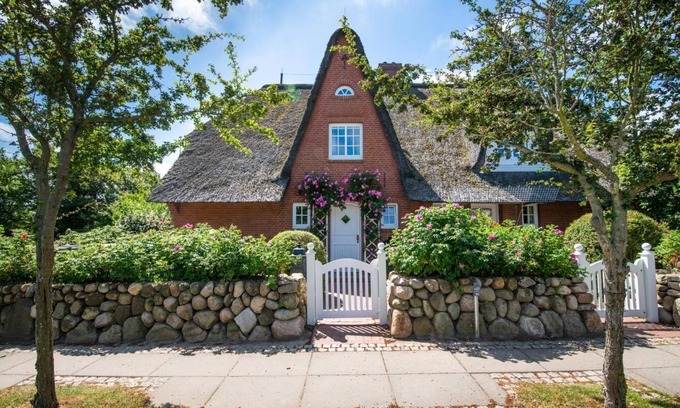 Keitum Apartment | Heckenrose - Typisches Friesenhaus Unter Reet