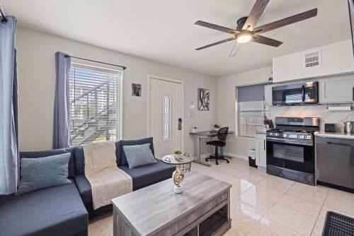 Greater Heights Apartment | Heights Flat Nr Downtown Yard Pets Desk Wifi