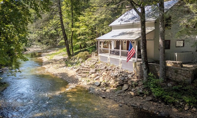 Helen Cabin | Helen's Newest Riverfront Rental on the Chattahoochee River