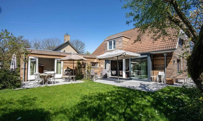 Domburg House | Hello Zeeland - Villa Jhr. de Casembrootplein 23