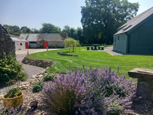 Tullaroan House | Hemma Grove - A Songbird haven