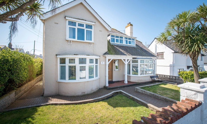 Rhosneigr House | Hen Gi Mor: Pet-friendly home in Rhosneigr for 8