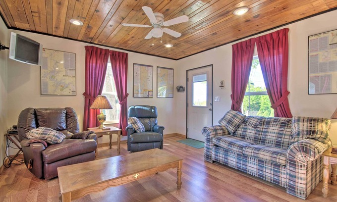 Henderson Cabin | Henderson Getaway: 1 Block to Norfork Lake!
