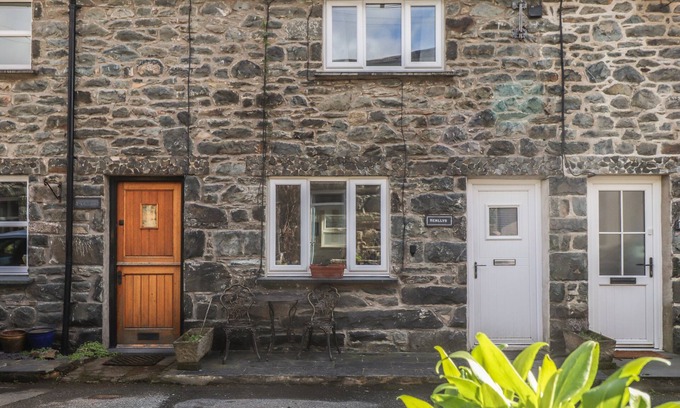 Harlech Cottage | HENLLYS, pet friendly, with open fire in Harlech