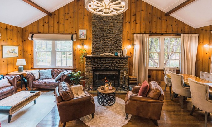 Medlow Bath Cabin | Heritage Log Cabin and Garden with Outdoor Hot Tub