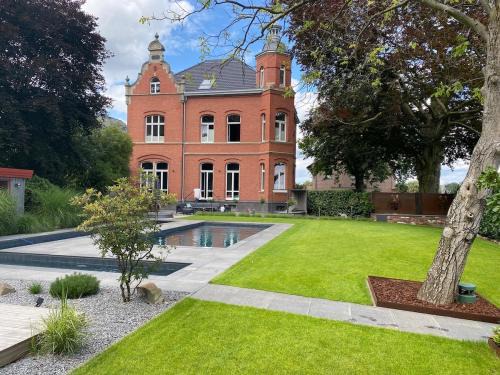 Toenisvorst Villa | Herrenhaus mit Pool-Landschaft