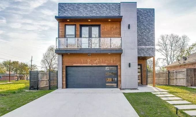 West Dallas Villa | HGTV’s House Hunters Dream: 4BR with Poker Table and Firepit