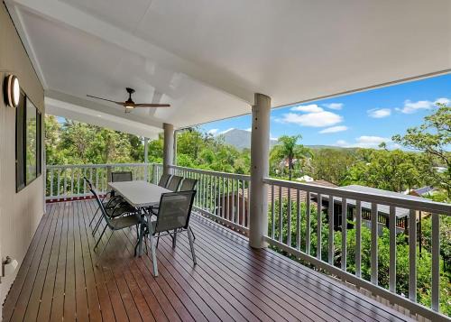 Valla Beach House | Hibiscus Hideaway