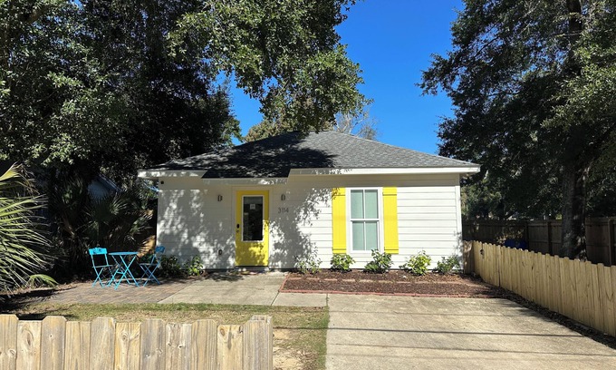East Pensacola Heights Cottage | Hibiscus Sunrise Cottage - Walk to local dining & Bayou Texar, Close to downtown