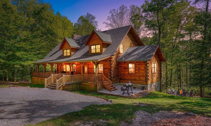 Logan Cabin | Hickory Hill Lodge -Pet Friendly- 6 bedroom luxury log cabin near Hocking Hills
