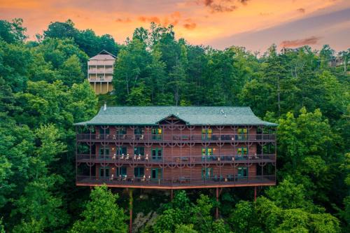 Gatlinburg House | Hickory Ridge by AvantStay Incredible Private Elevated Cabin Sleeps 20