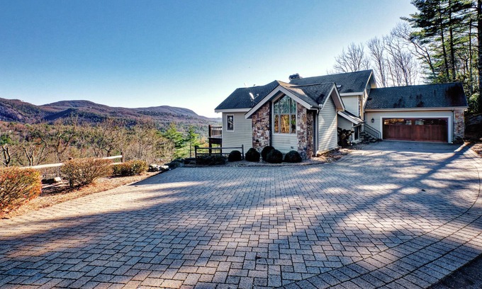 Cashiers House | Hickothorne - Country Club of Sapphire Valley with Mountain Views!