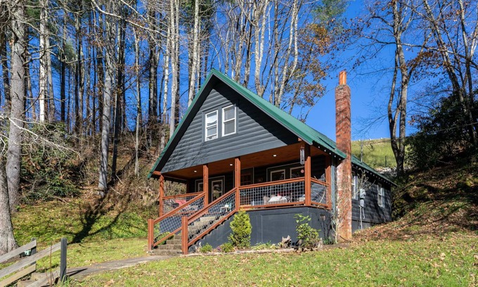 Fleetwood House | Hidden Cabin on Old Field Creek Quaint cottage near Boone with creek frontage