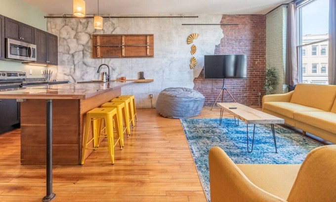 Bangor Apartment | HIDDEN DOWNTOWN GEM| ROOF DECK| SKYLINE VIEWS