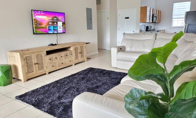 Seybold House | HIDDEN GEM 10 BEDROOMS, SLEEPS 20! 10 MINUTES FROM BEACH, CRUISE PORT, WYNWOOD